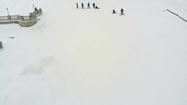 Şehrin bir yamaç, doğa sporları, anteni snowboard