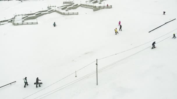 Snowboarden in de stad vanaf een helling, extreme sporten, antenne — Stockvideo