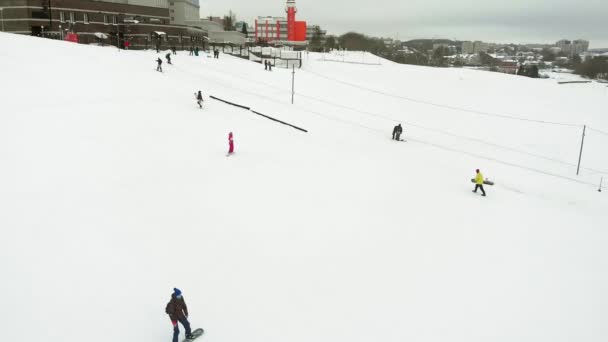 滑雪板在城市从一个斜坡 极限运动 直升机拍摄4K — 图库视频影像