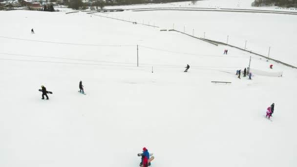 Сноубординг у місті зі схилу, екстремальні види спорту, повітряні — стокове відео