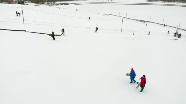 Snowboard na cidade a partir de uma encosta, esportes radicais, aéreo — Vídeo de Stock