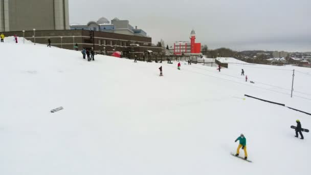 Snowboard in città da una pista, sport estremi, aerea — Video Stock