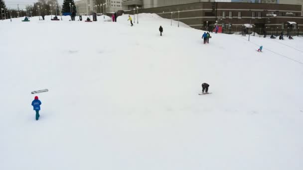 Snowboard en la ciudad desde una pendiente, deportes extremos, aéreo — Vídeo de stock