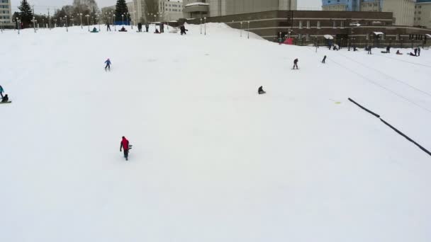 Snowboard en la ciudad desde una pendiente, deportes extremos, aéreo — Vídeo de stock