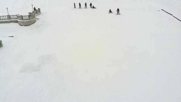 滑雪板在城市从斜坡, 极限运动, 空中 — 图库视频影像