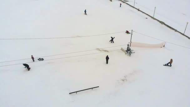 滑雪板在城市从斜坡, 极限运动, 空中 — 图库视频影像