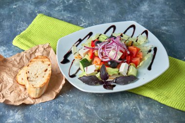 Taze sebzeli Yunan salatası, peynir ve siyah zeytin.