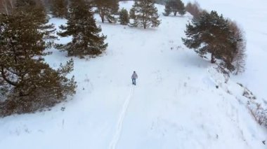 Kar arasında donmuş nehrin hava üstten görünüm. Hava kış manzarası. Helikopter çekimi