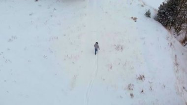 Kar arasında donmuş nehrin hava üstten görünüm. Hava kış manzarası. Helikopter çekimi