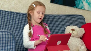 Küçük kız bir tablet üzerinde boyama