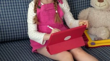 Küçük kız bir tablet üzerinde boyama
