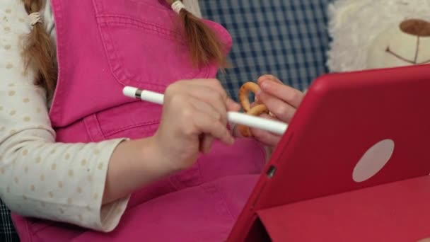 Kleines Mädchen Färbung auf einem Tablet — Stockvideo