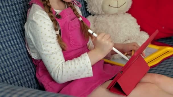 在平板电脑上着色的小女孩 — 图库视频影像