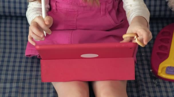 Little girl coloring on a tablet — Stock Video