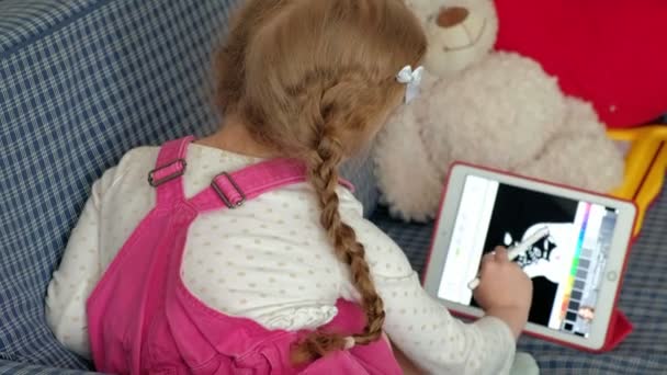 Pequena menina coloração em um tablet — Vídeo de Stock