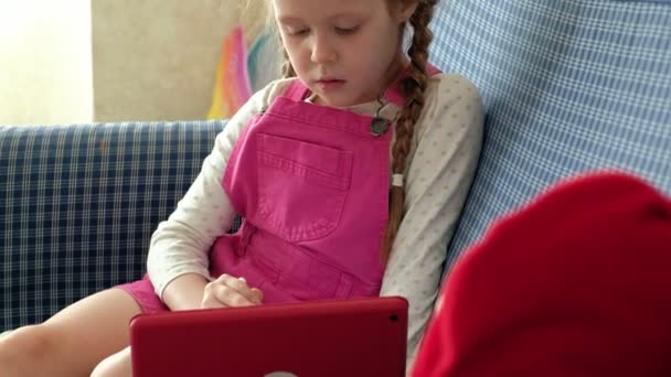 Маленька дівчинка розмальовує на планшеті — стокове відео