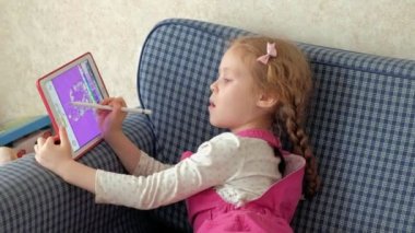 Küçük kız bir tablet üzerinde boyama