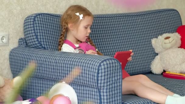 Küçük kız bir tablet üzerinde boyama — Stok video
