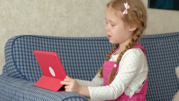 Kis lány színező: egy tabletta — Stock videók