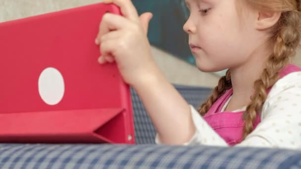 Küçük kız bir tablet üzerinde boyama — Stok video