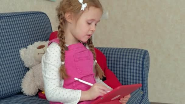 Petite fille coloration sur une tablette — Video