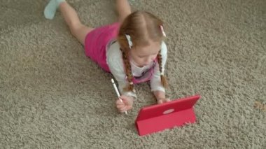 Küçük kız bir tablet üzerinde boyama