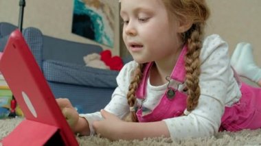 Küçük kız bir tablet üzerinde boyama