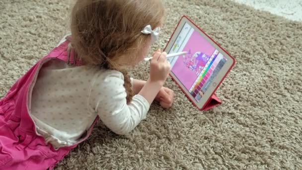 Mała dziewczynka kolorowanki na komputerze typu tablet — Wideo stockowe