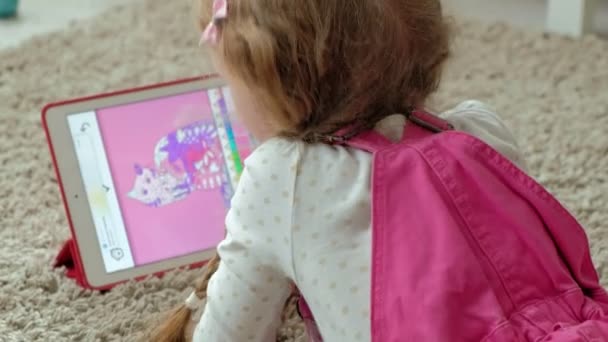 Colorazione di bambina su una targa — Video Stock