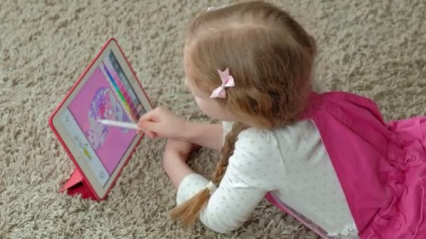 Una Niña Con Pelo Rubio Vestido Rosa Yace Suelo Dibuja — Vídeos de Stock