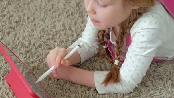 Pequena menina coloração em um tablet — Vídeo de Stock