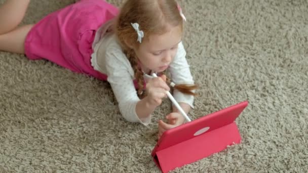 Маленька дівчинка розмальовує на планшеті — стокове відео