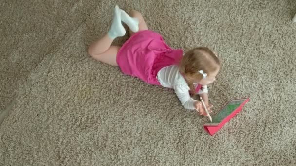 Kleines Mädchen Färbung auf einem Tablet — Stockvideo