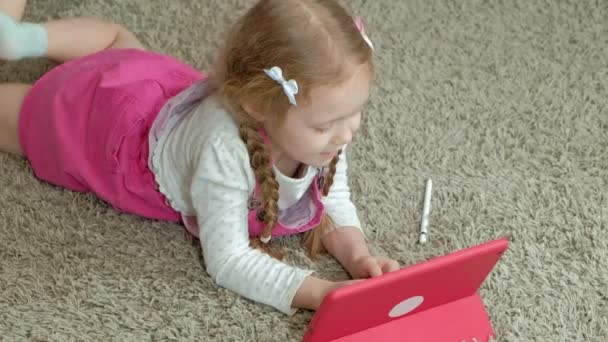 Pequena menina coloração em um tablet — Vídeo de Stock