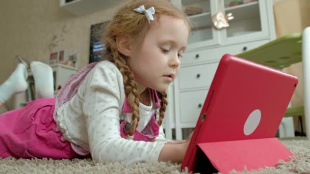 Pequena menina coloração em um tablet — Vídeo de Stock