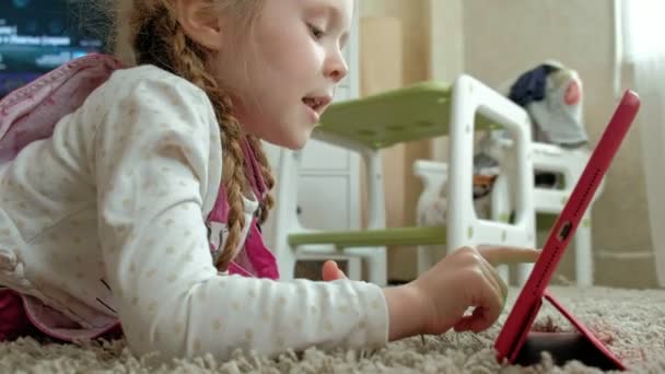 태블릿에 색칠 하는 어린 소녀 — 비디오