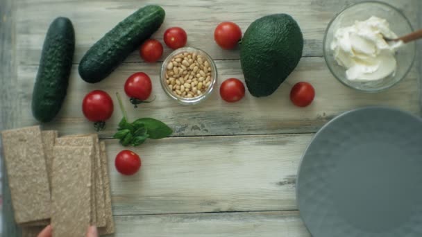 Cozinhar sanduíches vegetarianos saudáveis — Vídeo de Stock