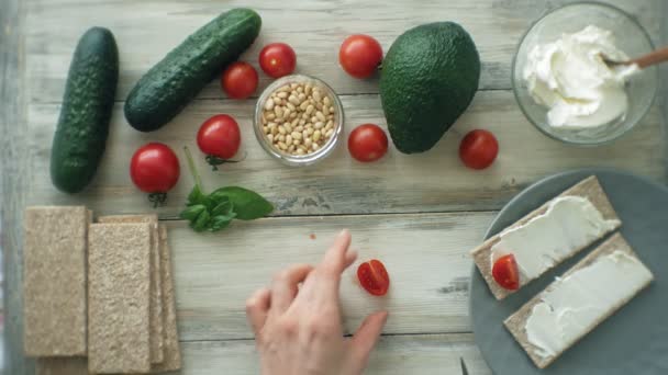 Cozinhar sanduíches vegetarianos saudáveis — Vídeo de Stock