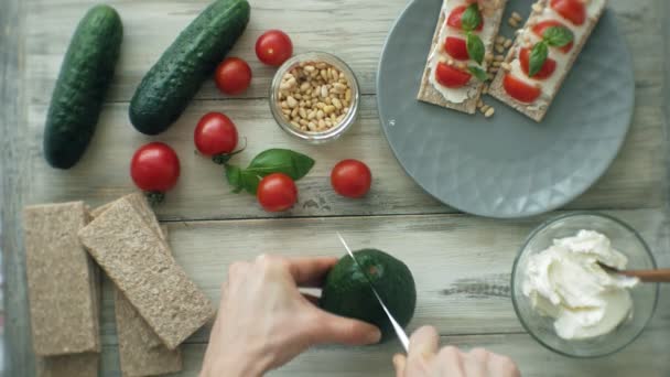 Kochen gesunde Veggie-Sandwiches — Stockvideo