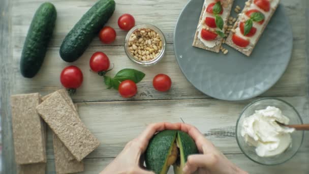 Μαγείρεμα υγιή Veggie σάντουιτς — Αρχείο Βίντεο