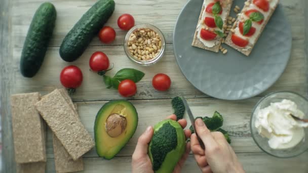 Vaření ve zdravé sendviči — Stock video