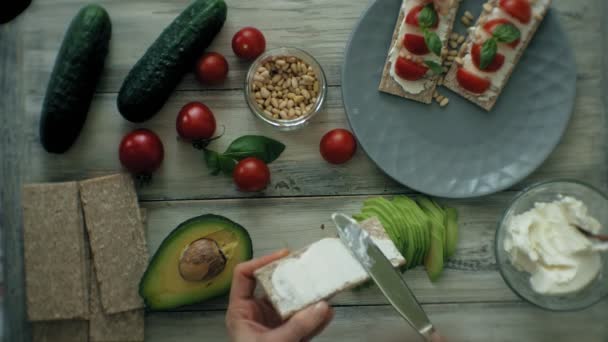 Cozinhar sanduíches vegetarianos saudáveis — Vídeo de Stock