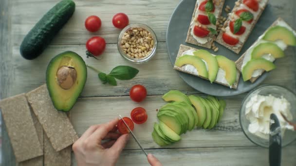 Mãos Mulher Cortando Tomates Pondo Pão Queijo Sanduíches Vegetarianos Saudáveis — Vídeo de Stock