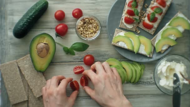 Cozinhar sanduíches vegetarianos saudáveis — Vídeo de Stock