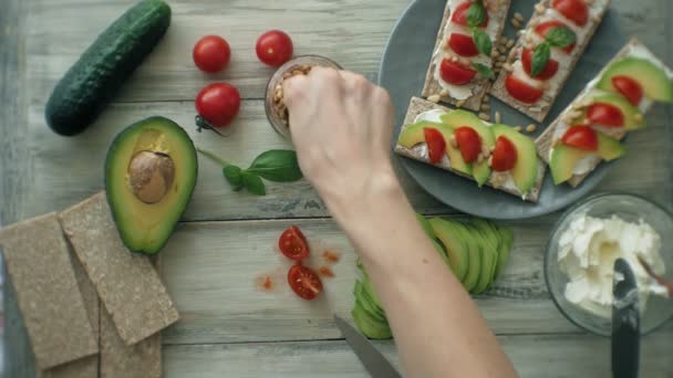 Cozinhar sanduíches vegetarianos saudáveis — Vídeo de Stock