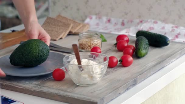 Cocinar sándwiches de verduras saludables — Vídeos de Stock