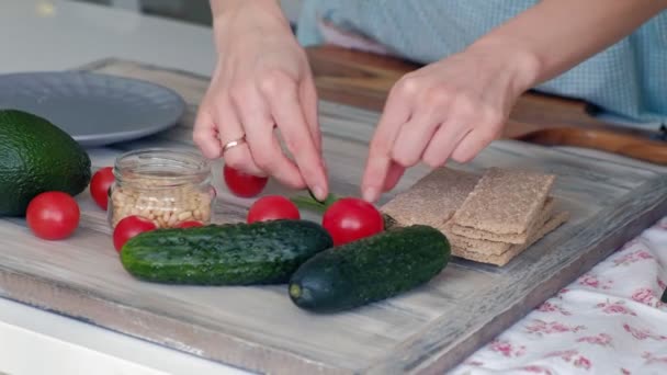 Cozinhar sanduíches vegetarianos saudáveis — Vídeo de Stock