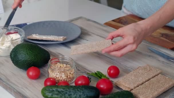 Cozinhar sanduíches vegetarianos saudáveis — Vídeo de Stock