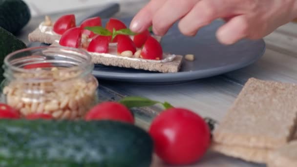 Приготування здорових вегетаріанських бутербродів — стокове відео