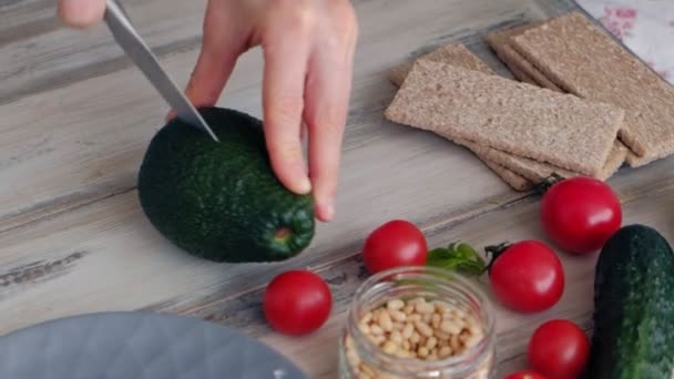 Приготовление здоровых овощных сэндвичей — стоковое видео